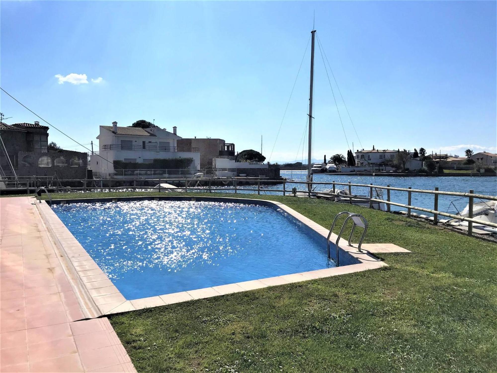 Apartamento En Roses Con Vistas Al Canal Y Piscina Apartman Kültér fotó