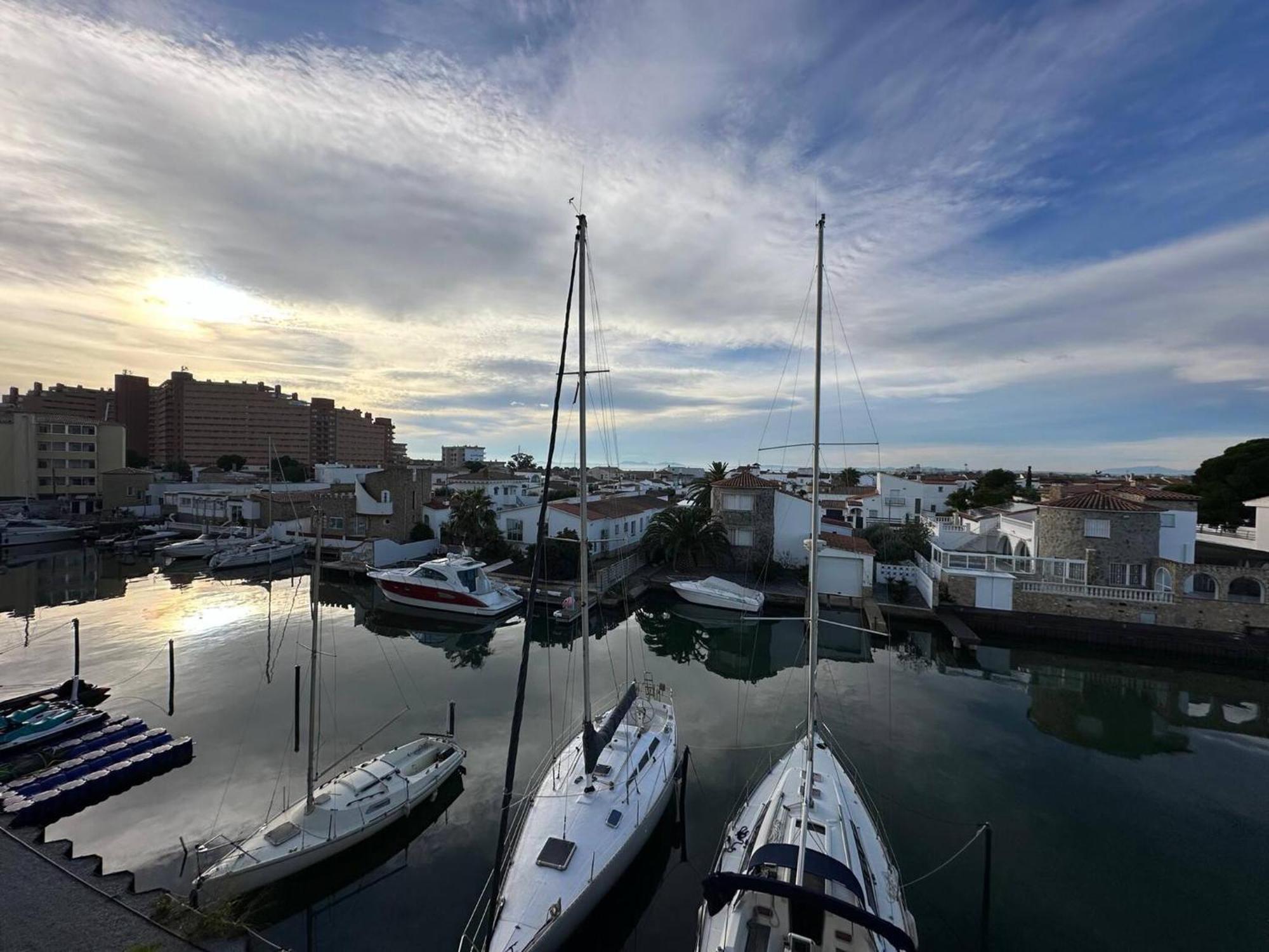 Apartamento En Roses Con Vistas Al Canal Y Piscina Apartman Kültér fotó