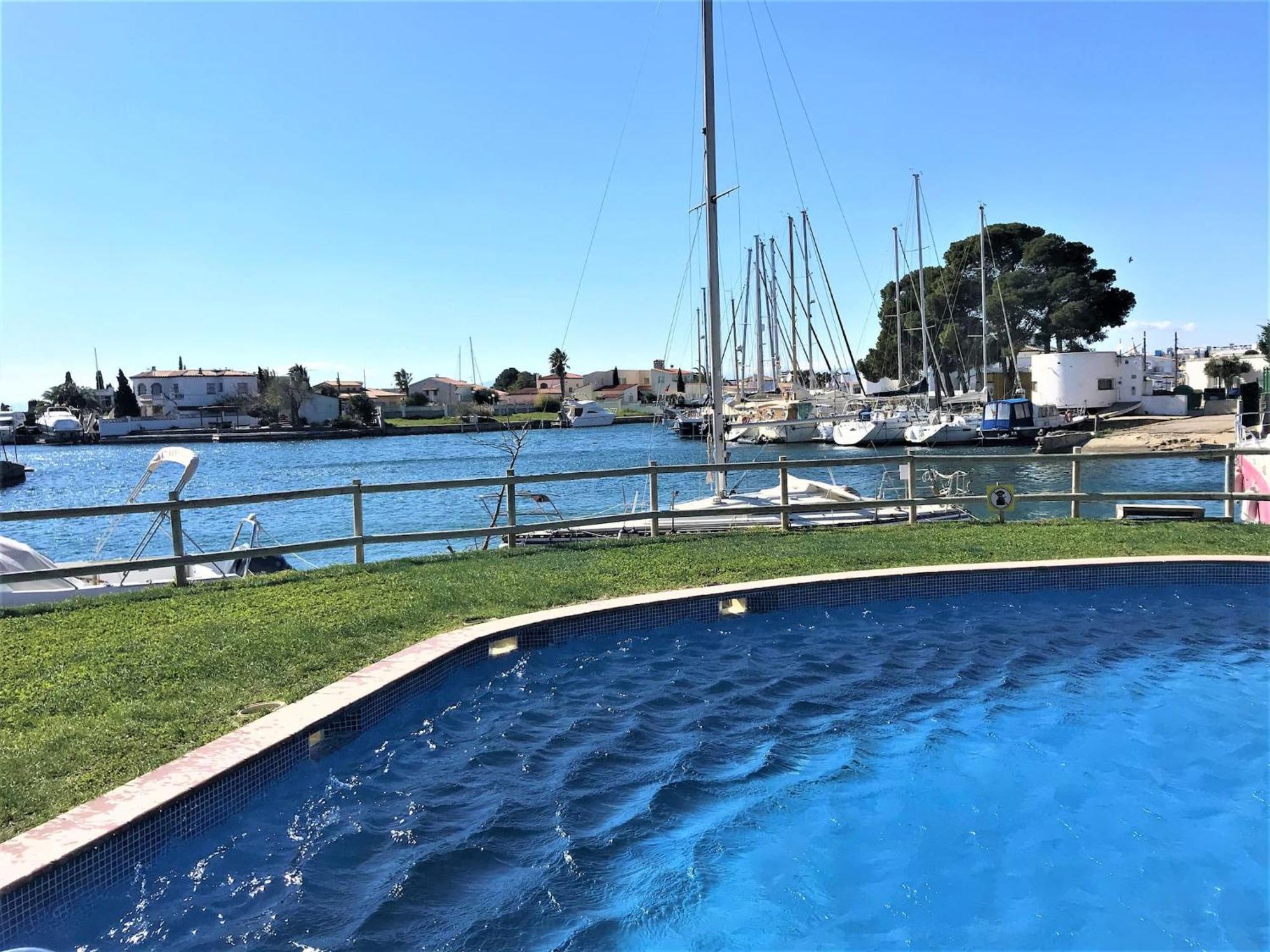 Apartamento En Roses Con Vistas Al Canal Y Piscina Apartman Kültér fotó