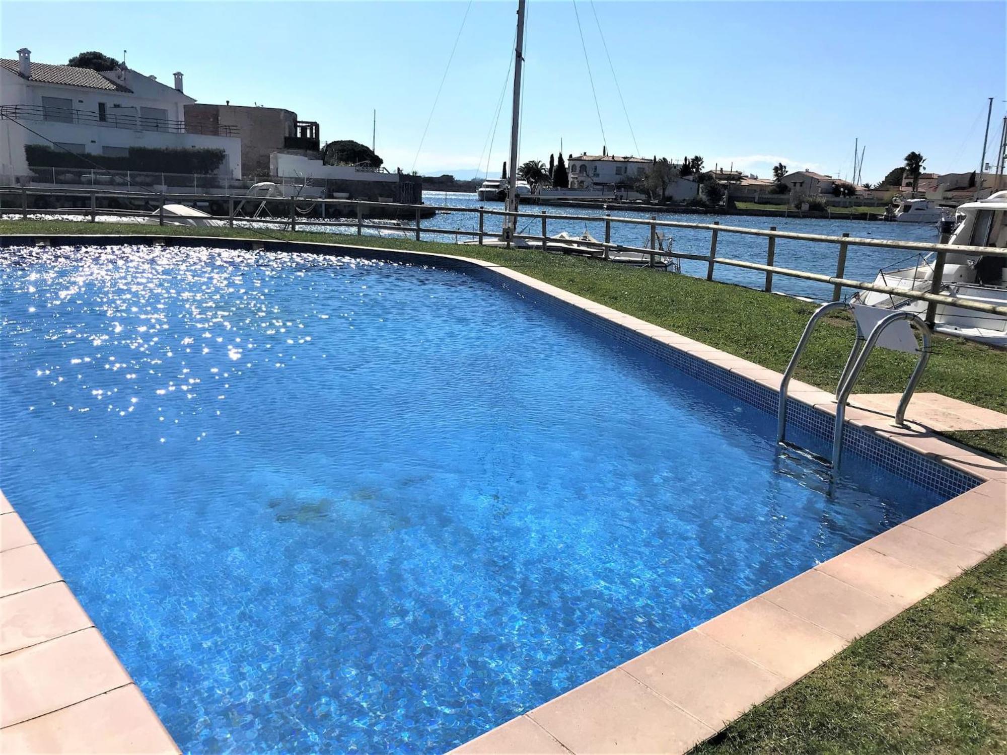 Apartamento En Roses Con Vistas Al Canal Y Piscina Apartman Kültér fotó